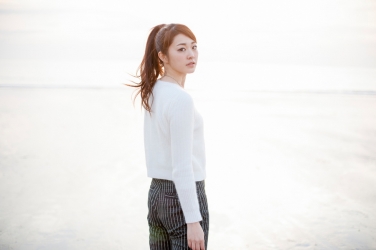 This is a Japanese & Asian mature beauty fashion model, her name is Ms. Rikomi, she was photographed on her back, she wears a white long-sleeved sweater and black trousers, her height is 171 cm and she is tall, her style is very good.