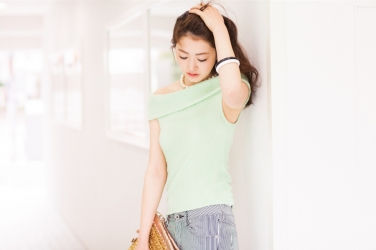 Rikomi is a Japanese & Asian mature beauty fashion model, she is wearing a yellow-green short-sleeved shirt and blue trousers, her eyes are down and her style is very good.
