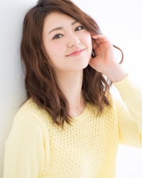 Ms. Rikomi is a Japanese & Asian mature beauty fashion model, she is wearing a yellow sweater, her height is 171 cm and she is tall, her style is very good.