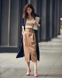 Ms. Sumiri Kurauchi is a tall Japanese & Asian fashion model, she wears a blue coat and a brown blouse and skirt, her height is 171 cm and she is tall, and her style is very good.
