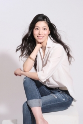 Ms. Yako Morima used to be a member of Takarazuka Revue, she is currently a Japanese & Asian mature female fashion model & ballet instructor, she is wearing a white blouse and jeans, her height is 173 cm, she is tall, her style is very good.