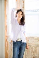 Ms. Yako used to be a member of Takarazuka Revue and is currently a Japanese & Asian mature female fashion model & ballet coach, she is wearing a very light purple blouse and jeans, her height is 173 cm and she is tall, and her style is very good.