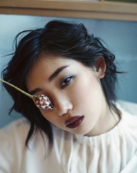 Ms. Anju Eoka was born in 1995, she is 176 cm tall, she is a Japanese & Asian fashion model & catwalk model (runway model), she is a tall & slender, she is wearing white clothes and purple lipstick.