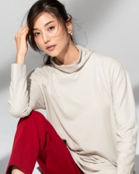 Ms. Arine Koen is a very beautiful & elegant Japanese & Asian beauty fashion model, she is 173 cm, she is tall and slender, about her clothes, a white long-sleeved shirt and red trousers.