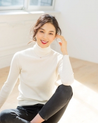 Ms. Arine is a very beautiful & elegant Japanese & Asian beauty fashion model, she is 173 cm, she is tall and slender, about her clothes, she has a white long-sleeved turtleneck and dark trousers.