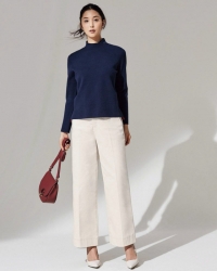 This full-length photo of Ms. Arine is a photo she used for fashion model activities, she is wearing a blue long-sleeved blouse and white pants, she is a Japanese & Asian beauty fashion model, her height is 173 cm, she is tall and slender.