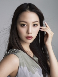 Ms. Arine Koen is a very beautiful & elegant Japanese & Asian beauty fashion model, she is 173 cm tall in a gray short-sleeved blouse, she is tall and slender.