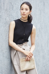Ms. Arine Koen is a very beautiful & elegant Japanese & Asian beauty fashion model, she is 173 cm, she is tall and slender, about her clothes, she has a short-sleeved dark blue shirt and beige trousers.