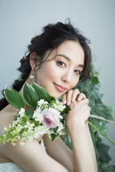 Japanese & Asian beauty fashion model Ms. Arine Koen holds a flower, her height is 173 cm, she is tall and slender.