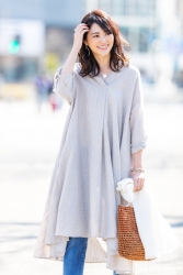 Ms. Rikomi Nakajyo is a mature Japanese & Asian beauty fashion model, her height is 171 cm and she is tall, she is wearing a grey long shirt and jeans, her style is very good.