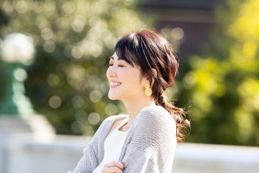 Ms. Rikomi Nakajyo is a mature Japanese & Asian beauty fashion model, her height is 171 cm and she is tall, she is wearing a light gray sweater, white short-sleeved blouse, her style is very good.