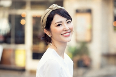 Ms. Rikomi Nakajyo is a Japanese & Asian mature beauty fashion model, her height is 171 cm and she is tall, she is wearing a white long-sleeved blouse, she is in a fashionable town, her style is very good.