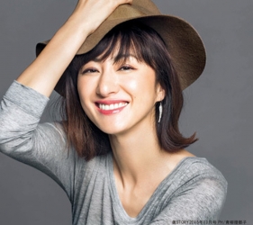 Ms. Yukako Maemoto is a Japanese & Asian beautiful and elegant middle-age fashion model in her 50s, this photo was taken from her front for modeling activities, she is wearing a gray long-sleeved shirt and she is wearing a brown hat, and her height is 172 cm and she is tall.
