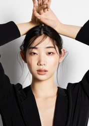 Ms. Anju was born in 1995, she is 176 cm tall, she is a Japanese & Asian fashion model & catwalk model (runway model), she is a tall & slender, she wears black clothes and puts her arms on her head.
