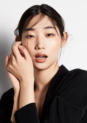 Ms. Anju was born in 1995, she is 176 cm tall, she is a Japanese & Asian fashion model & catwalk model (runway model), she is a tall & slender.