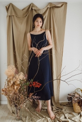 Ms. Sumiri Kurauchi is a tall Japanese & Asian fashion model, she is wearing a blue dress, her height is 171 cm and she is tall, her style is very good.
