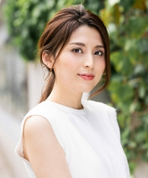 Ms. Atsumi Aonami is wearing a white short-sleeved blouse, she is a beautiful, elegant and mature Japanese & Asian fashion model, her height is 173 cm, and her figure is very slim and pretty.
