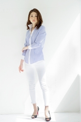 Ms. Hinaka Tsurukubo is wearing a light blue long-sleeved blouse and white trousers, black shoes, she is a Japanese & Asian mature beauty fashion model, her height is 171 cm, and her figure is very pretty.