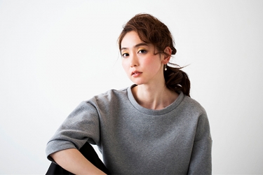 Ms. Hinaka Tsurukubo is wearing a gray long-sleeved blouse, she is a mature Japanese & Asian female fashion model, her height is 171 cm and her figure is very pretty.