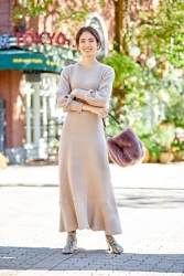 Ms. Hikane Doki wears a gray dress with a shoulder bag on her left shoulder, she is a Japanese & Asian fashion beauty model.