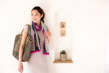 Ms. Namiri Ishiba carries a bag on her right shoulder, she is wearing a white dress and a scarf around her neck, she is a beautiful, elegant and mature Japanese female fashion model.