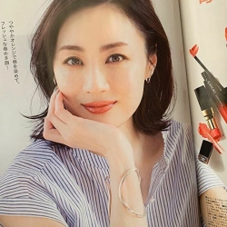 Ms. Kotami Jushinin is wearing short-sleeved blue and white striped blouse, she is featured in a magazine article featuring lipstick, she is a Japanese & Asian beautiful elegant and mature beauty fashion model, she is 174 cm tall and is a tall woman. Tall, she is very slim and pretty.