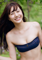 Ms. Ririna Oasa is a Japanese-Chinese mixed-race beauty fashion model & underwear, swimsuit model, she is wearing a bikini swimsuit made of jeans fabric, her height is 172 cm and she is tall, her style is very good, she is an Asian model.