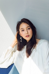 Ms. Arine Koen is a very beautiful & elegant Japanese & Asian beauty fashion model, she is 173 cm, she is tall and slender, she sits in a long-sleeved white blouse.