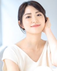 Ms. Rikomi Nakajyo is a Japanese & Asian mature beauty fashion model, her height is 171 cm and she is tall, she wears a white shirt and looks very gentle, her style is very good.
