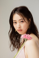 Ms. Sumiri is a tall Japanese & Asian fashion model, her height is 171 cm and she is tall, she is holding a flower, she is wearing a pink camisole, her style is very good.