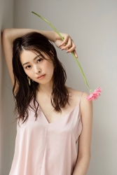 Sumiri is a tall Japanese & Asian fashion model, her height is 171 cm and she is tall, she is holding a flower, she is wearing a pink camisole, her style is very good.