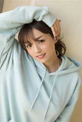 Ms. Aika Shinoba has big breasts, the Japanese & Asian cute glamour gravure idol (bikini model) Ms. Aika Shinoba is wearing a light blue sweatshirt, she is a sexually attractive woman.