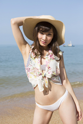 Ms. Akana Fukugawara wears a lady's scarf (with a floral pattern), she wears a straw hat and white panties, she is a Japanese & Asian mature swimsuit model (bikini model, gravure idol), actress, singer.