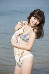 Ms. Akana Fukugawara took off the scarf (with floral patterns), this is a bikini swimsuit, wearing a black and white bra and white panties, she is a Japanese & Asian mature swimsuit model (bikini model, gravure idol), actress, and singer.