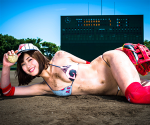 Ms. Amiri Inagawa defends and catches the ball in baseball, she is a beautiful and lively Japanese & Asian TV entertainer, swimsuit female model, baseball enthusiast, her bust is 86 cm and she has beautiful breasts.