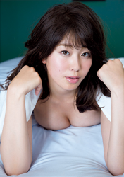 Ms. Amiri Inagawa is lying prone on the bed, she is a beautiful and lively Japanese & Asian TV personality, gravure idol (bikini model, swimwear model), baseball lover, her bust is 86 cm, and she has beautiful breasts.