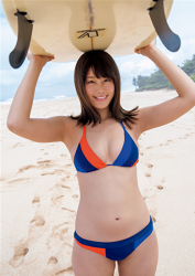 Ms. Amiri Inagawa is wearing a blue and orange bikini swimsuit, holding a surfboard in her hand and holding it above her head, she is on the beach, she is a beautiful and lively Japanese & Asian TV personality, gravure idol (bikini model, swimwear model), baseball lover, the bust is 86 cm, and she has beautiful breasts.