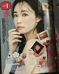 Ms. Kotami Jushinin is wearing wearing black short-sleeved clothes, she's been featured in makeup magazine articles, she is a beautiful elegant and mature Japanese & Asian beauty fashion model, her height is 174 cm and she is a tall, tall woman, she is very slim and pretty.