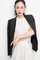 Ms. Kotami Jushinin wears a black jacket over her shoulders and a white dress, she is a beautiful elegant and mature Japanese & Asian beauty fashion model, her height is 174 cm, she is tall and slender. pretty.