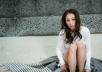 Ms. Maaka Kumagai is standing on white long-sleeved shirt, white panties, covered with white/gray two-color sheets, sitting on the ground, she is a mature, beautiful and sexy Japanese & Asian TV personality, gravure idol (bikini model, swimsuit model, pin-up girl), mah-jongg expert.