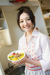 Ms. Nonomi Oie is wearing an apron and holding a salad in her hand, she is a Japanese & Asian fashion female model and TV entertainer, she used to be a gravure idol (bikini model, swimsuit model), her bust is 83cm and she has beautiful breasts.