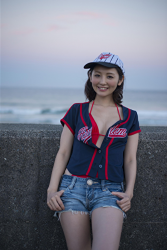 Ms. Nonomi Oie is wearing blue shirt and blue denim shorts, which is a kind of baseball-conscious fashion, she is a Japanese & Asian fashion female model and TV entertainer, she used to be a gravure idol (bikini model, swimwear model), her bust It is 83cm and she has beautiful breasts.