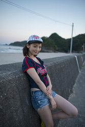 Ms. Nonomi Oie is wearing blue shirt and blue denim shorts, which is a kind of baseball-conscious fashion, she is a Japanese & Asian fashion female model and TV entertainer, she used to be a gravure idol (bikini model, swimwear model), her bust It is 83cm and she has beautiful breasts.
