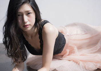 Ms. Hitoha Korekiyo is a tall fashion model, TV entertainer, actress, wearing a black short sleeve shirt, pink skirt, she is lying on her stomach, her bust is 84 cm, and she has beautiful breasts.