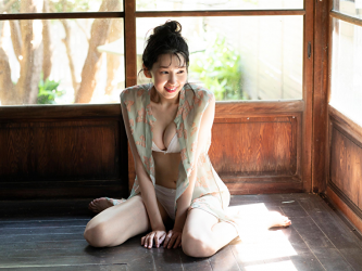 Ms. Hitoha Korekiyo is wearing a light yellow-green short-sleeved vest, white women's underwear, she is sitting on the floor by the window, her height is 173 cm, she is tall, she is a tall fashion model, TV personality, actress, her bust is 84 cm, she has beautiful breasts.