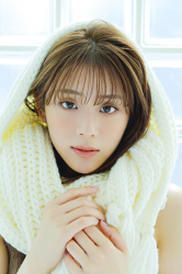 Ms. Naasu Takamichi wears white sweater, brown camisole, red trousers of young Japanese & Asian fashion model and actress, she has a white sweater wrapped around her head.
