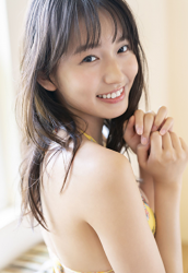 Ms. Neiro Shii wears a yellow bikini swimsuit, a young and very cute Japanese & Asian bikini model (gravure idol, swimsuit model, pin-up girl), TV personality, freelance announcer, with a smile on her face.