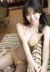 Ms. Neiro Shii wears a yellow bikini swimsuit, a young and very cute Japanese & Asian bikini model (gravure idol, swimsuit model, pin-up girl), TV personality, freelance announcer, with a smile on her face, she is sitting on the sofa.