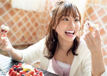 Lovely Japan is beautiful & cute. model, free announcer, TV personality, is eating cake, her name is Ms. Ayaka.