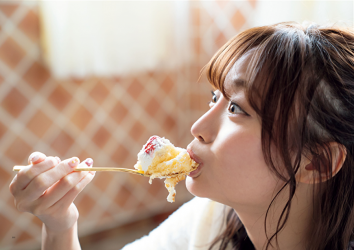 Lovely Japan is beautiful & cute. model, free announcer, TV personality, she eats cake with a spoon, her name is Ms. Ayaka Shibaie.